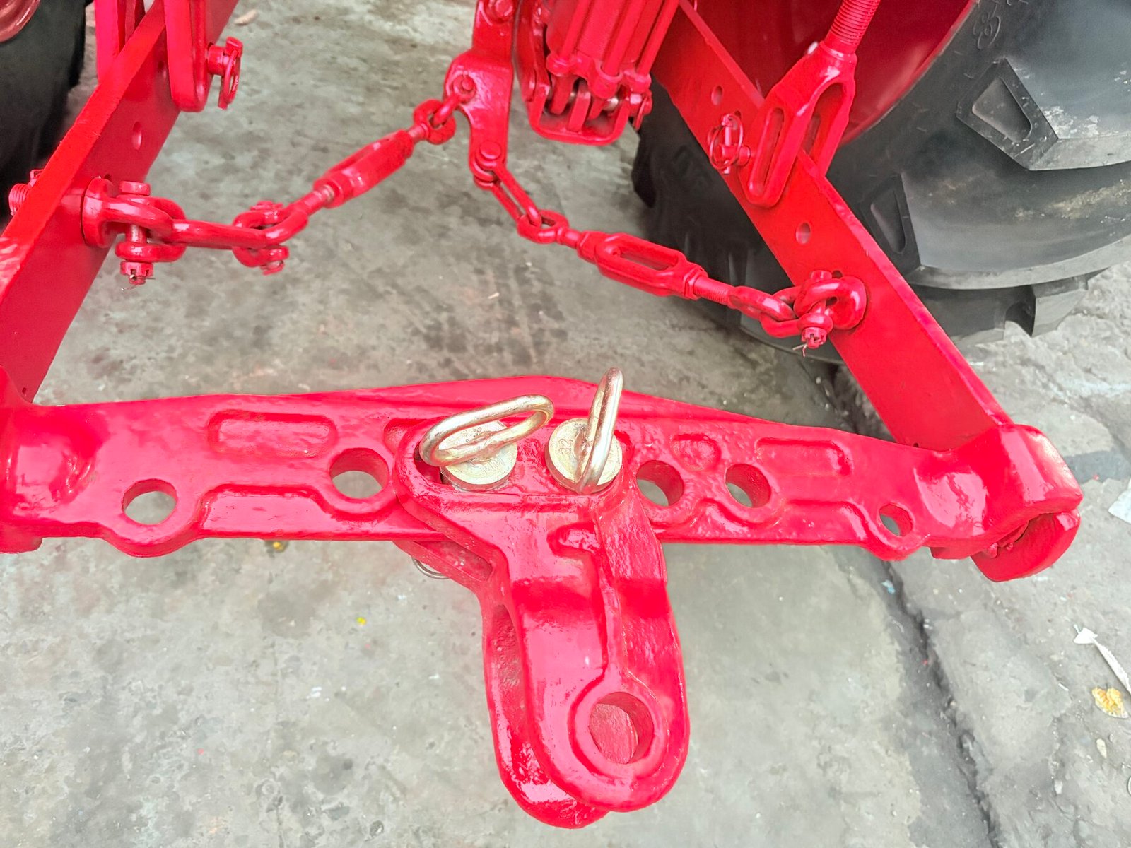 Belarus tractor three-point hitch and linkage